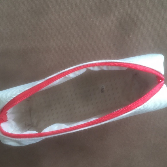 NWOT Makeup/toiletry bag New - Picture 3 of 4